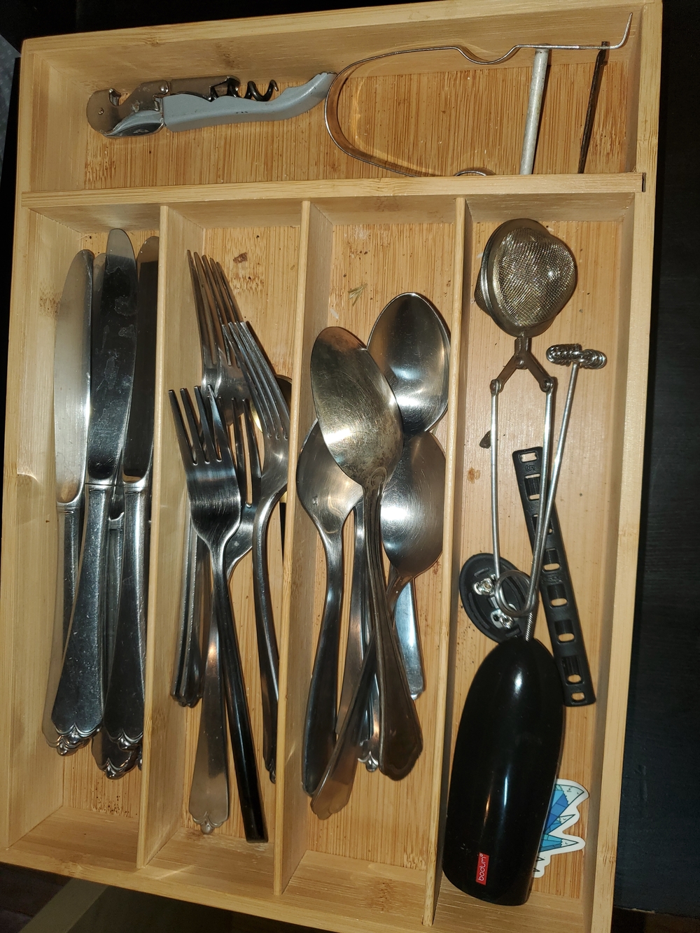 1 bamboo organizer 2"*10"*14"+6 knives +5 forks+8 spoons+1 bodum mixer+1 tea Str
